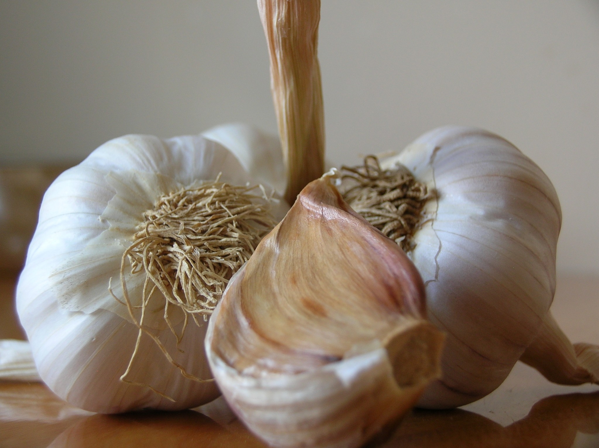 https://www.thepaleomom.com/wp-content/uploads/2016/07/garlic-1560496.jpg